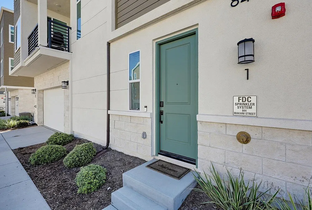 2 bed, 2.5 bath, 1141 sqft, $3,700 — Photo 2