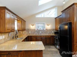 31 Pineridge St, Melville, NY 11747