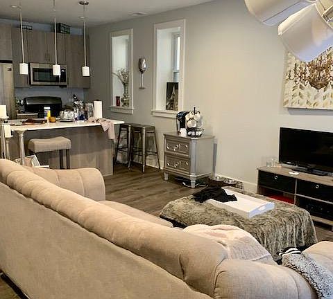 3rd image of 1857 W Dickens Ave #1