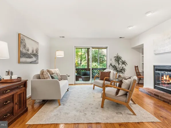 10026 Oakton Terrace Rd, Oakton, VA 22124