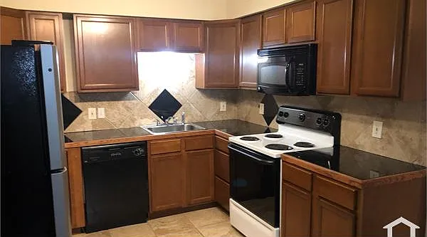 3 bed, 1000 sqft, $1,595 — Photo 2