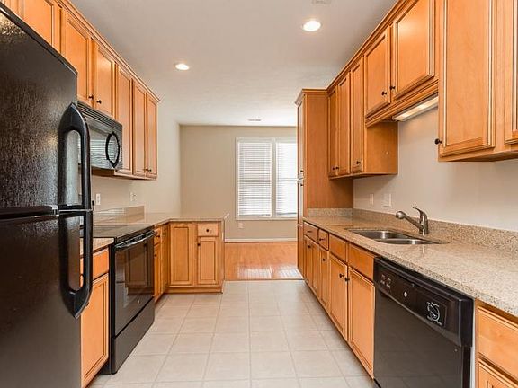 4th image of 3213 Caroline Ct