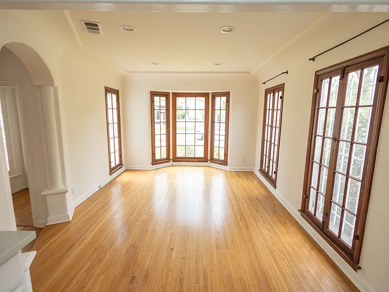 446 S La Peer Dr — Photo 2