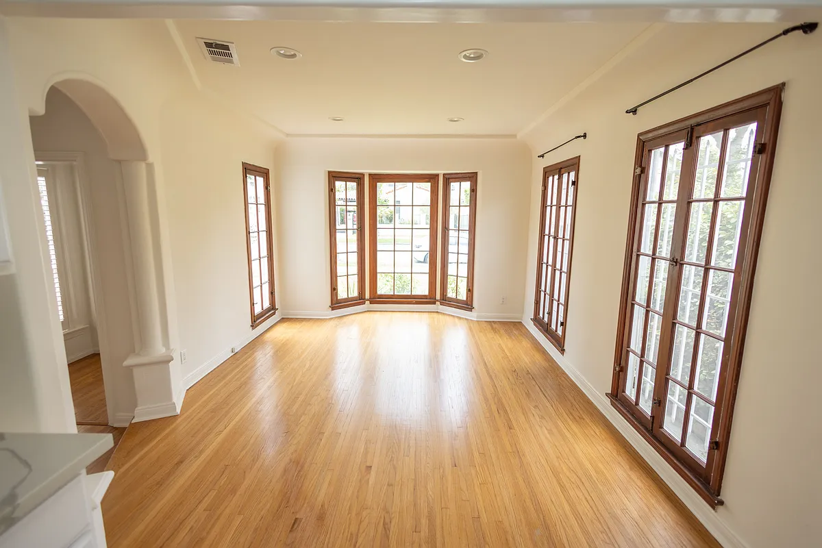 Building Photo - 446 S La Peer Dr