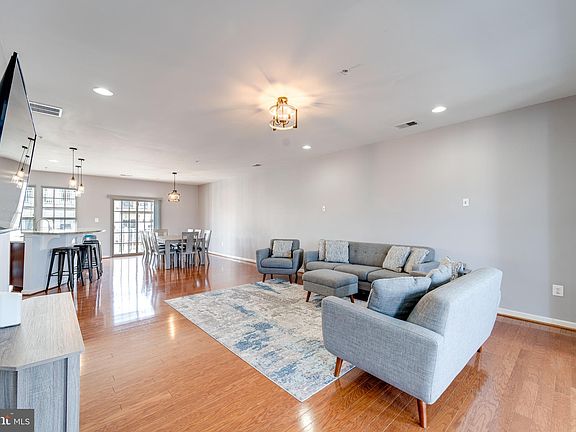 5th image of 8037 Crescent Park Dr