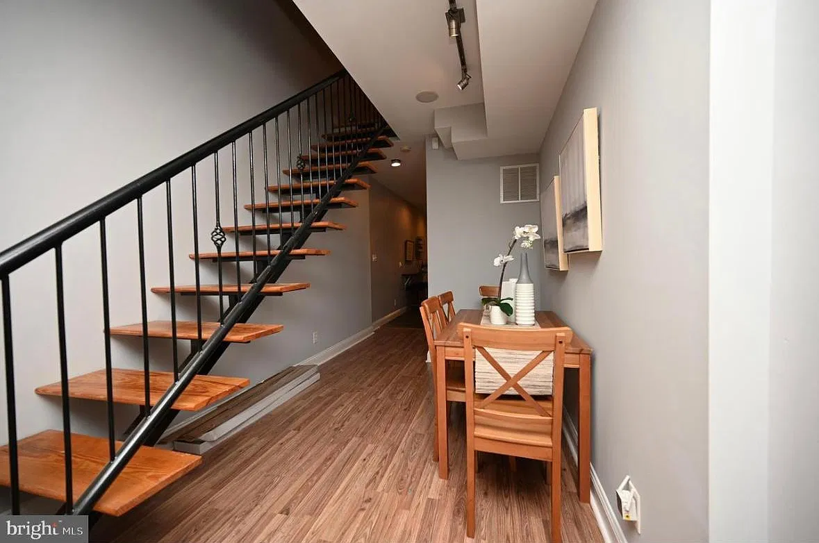 2529 Foster Ave — Photo 4