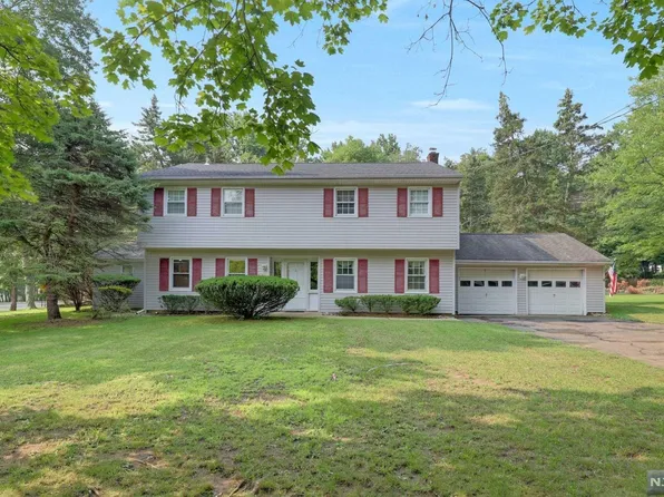 2 Sunrise Dr, Montvale, NJ 07645