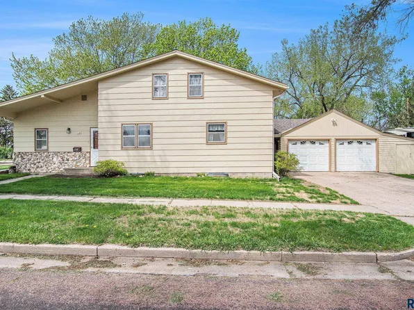 901 Clark Ave, Dell Rapids, SD 57022