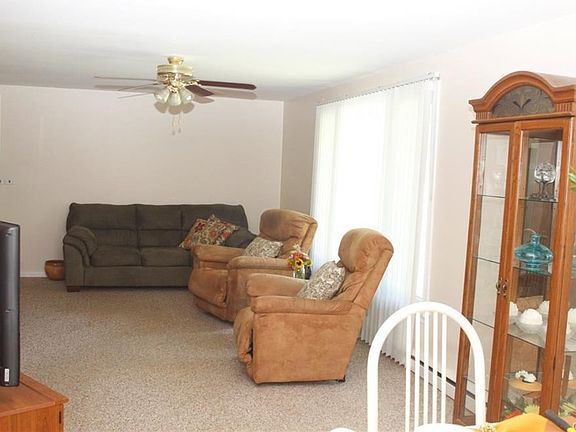 5th image of 42 Woodline Dr