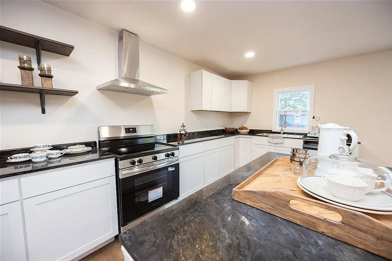 4 bed, 2900 sqft, $2,300 — Photo 4