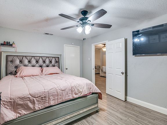 3rd image of 3834 Emerald Dr