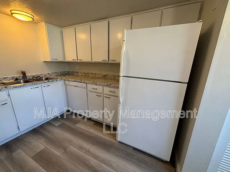 1817 E Vine St — Photo 4