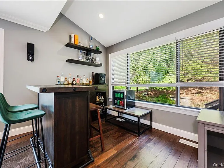 98 Lisa Dr — Photo 20