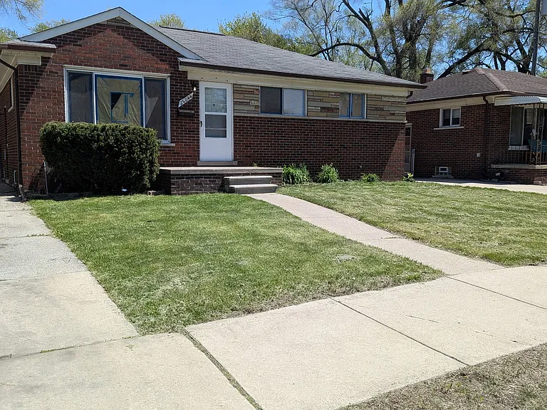26044 Oakland St — Photo 1