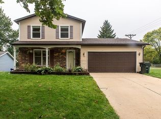 6815 Surrey Dr NE, CEDAR RAPIDS, IA 52402