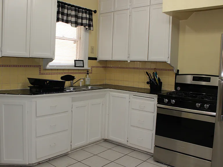 401 W Hill St — Photo 27