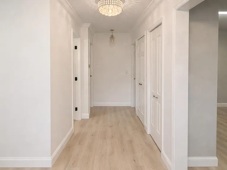186 Christie Ave — Photo 3