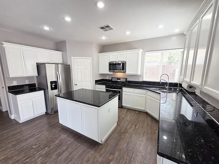 9946 Burton Lake Ct — Photo 14