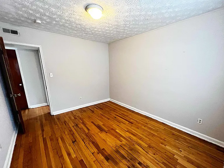 596 Lowell Ave — Photo 10