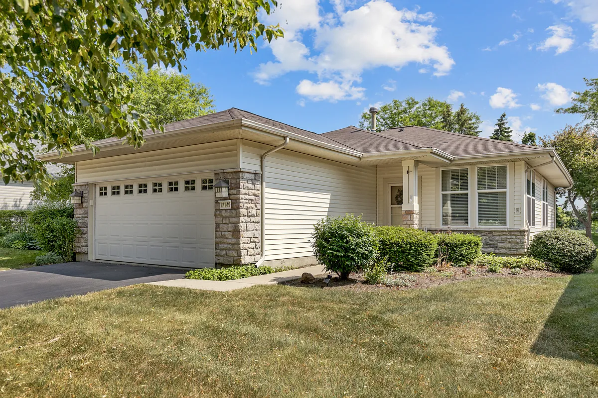 2 bed, 1.5 bath, 1130 sqft, $2,400 — Photo 1