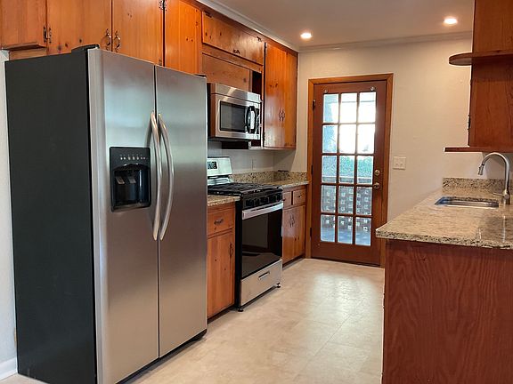 3rd image of 826 E Lakeside Dr