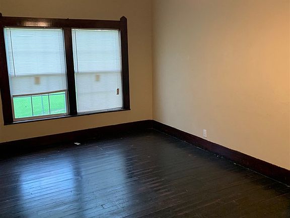 3rd image of 2820 Dogwood Ln