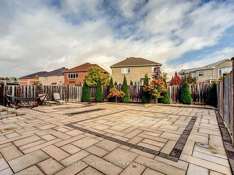 230 Humberland Dr — Photo 3