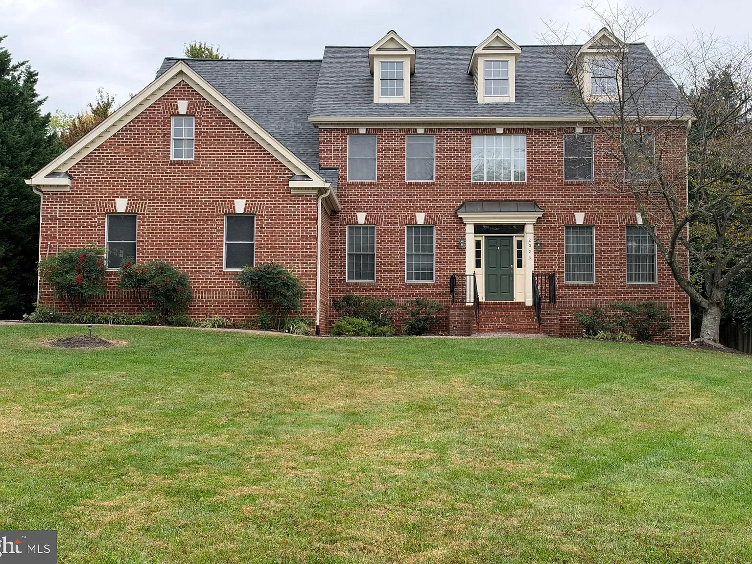 5 bed, 4.5 bath, 5040 sqft, $7,500 — Photo 1