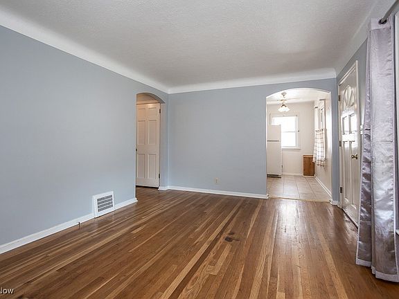 3rd image of 4706 Russell Ave
