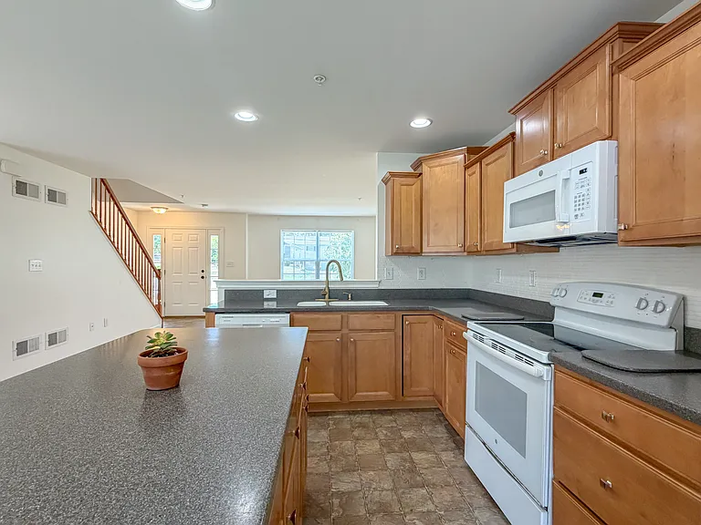 900 Cadwell Ln — Photo 10