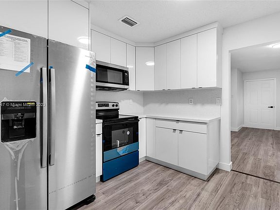 2nd image of 850 SW 31st Ave