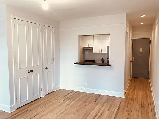 Rented by Metropolis Real Estate of Manhattan | media 22