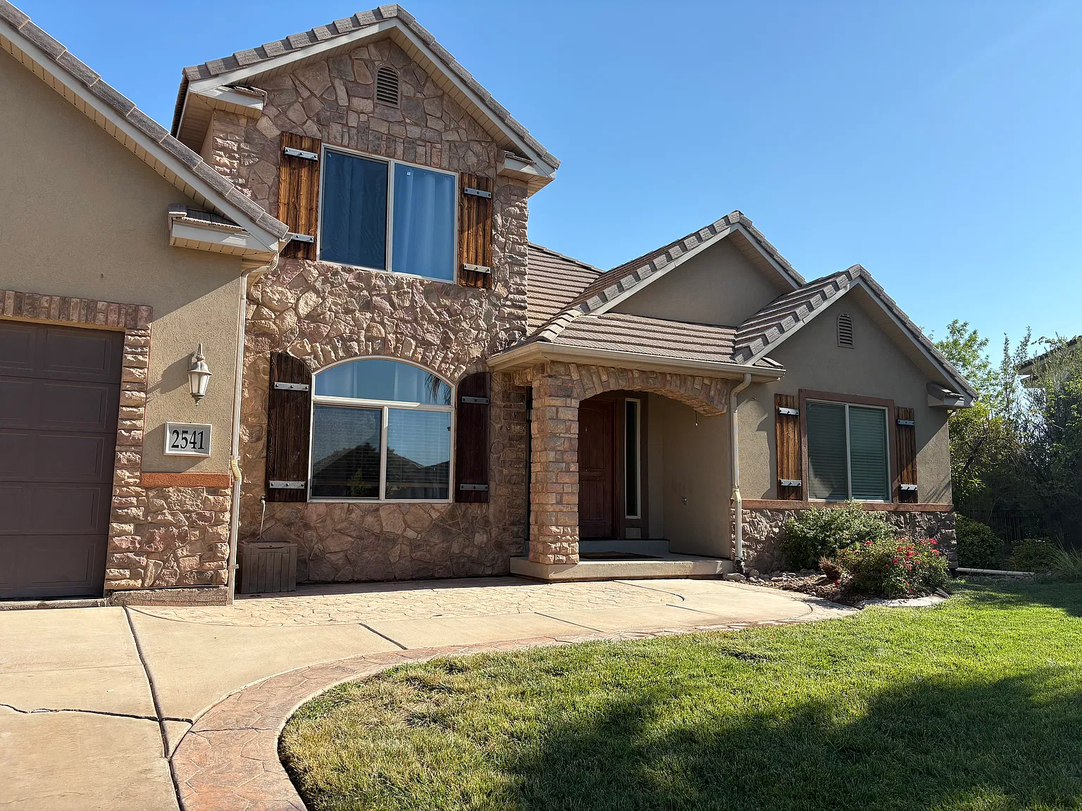 6 bed, 4000 sqft, $3,800 — Photo 2