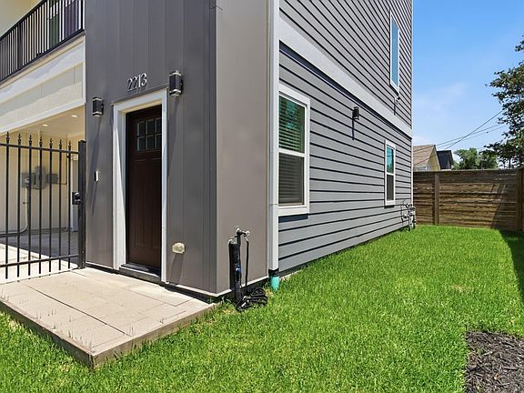 5th image of 2213 Roberts St