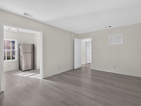 2nd image of 1131 E 53rd St
