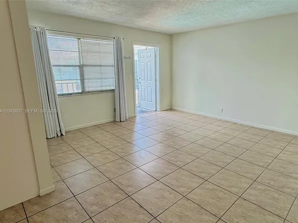 30 SE 4th Ave APT 206, Hallandale, FL 33009