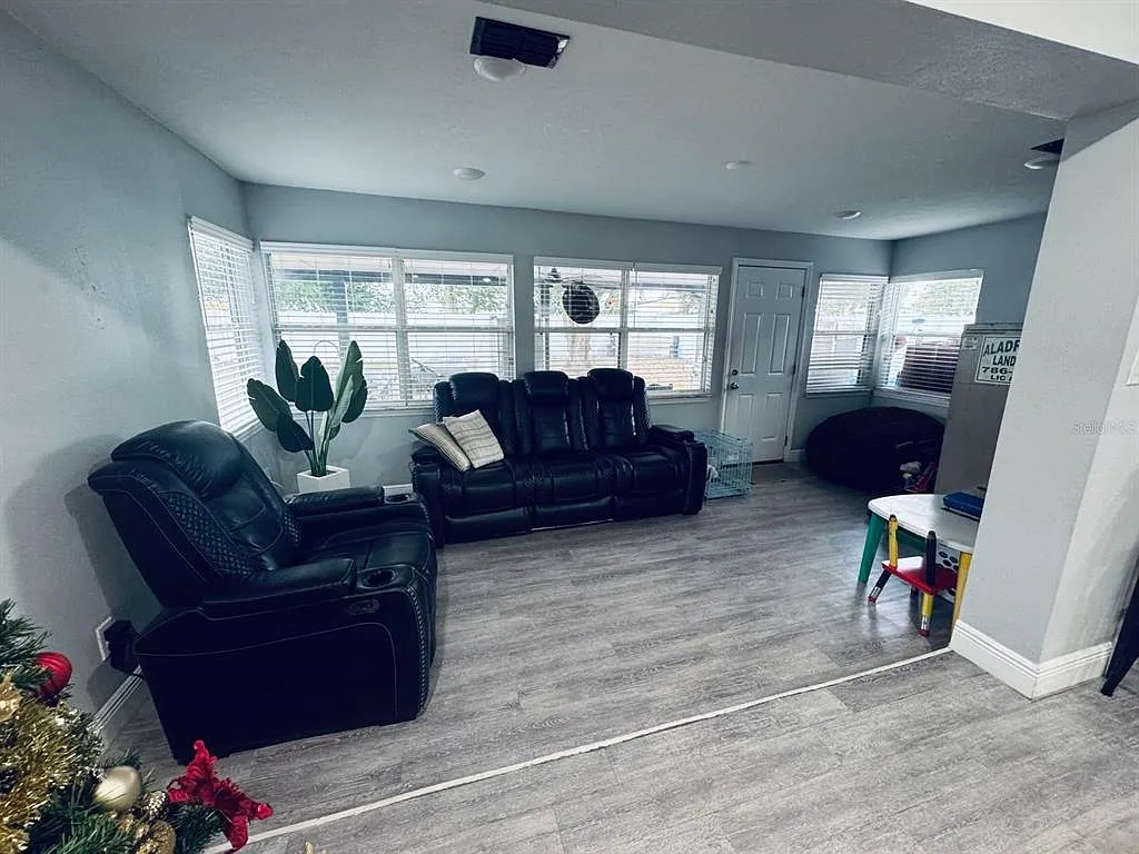 3 bed, 1.0 bath, 1460 sqft, $2,000 — Photo 2