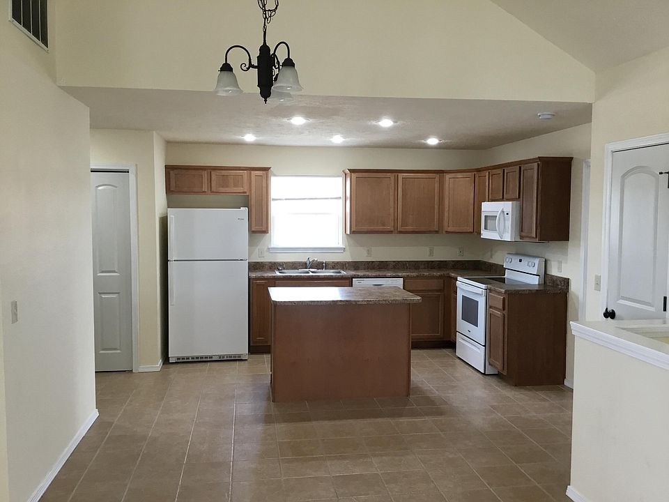 2nd image of 614 E Daniels