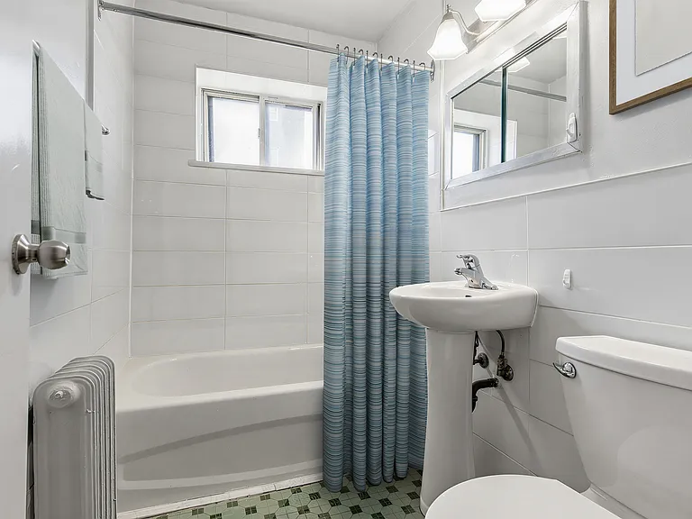 4918 Bathurst St — Photo 9
