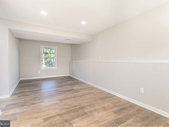 5th image of 341 Cortland Cir