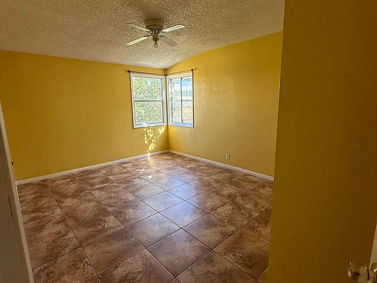 15502 S Berendo Ave — Photo 11