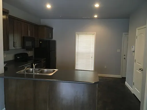 120 Leggett — Photo 2