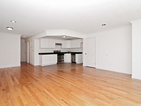 4th image of 290 Zerega Ave
