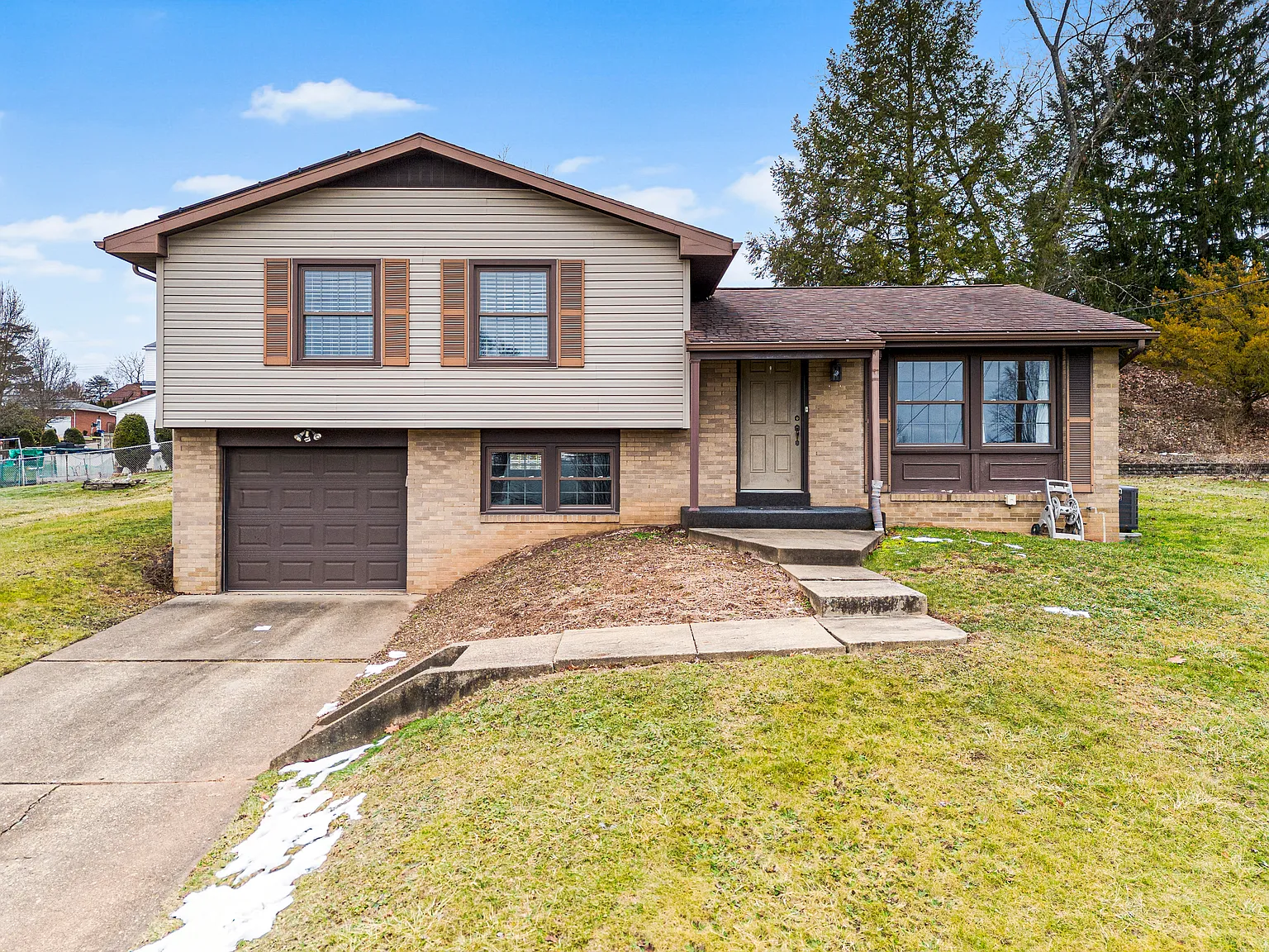 219 Bainbridge Dr photo 1