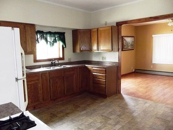 4th image of 208 E Ann St