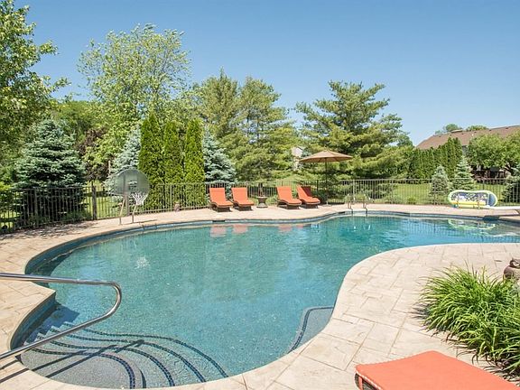 2nd image of 9201 Lakeview Ct