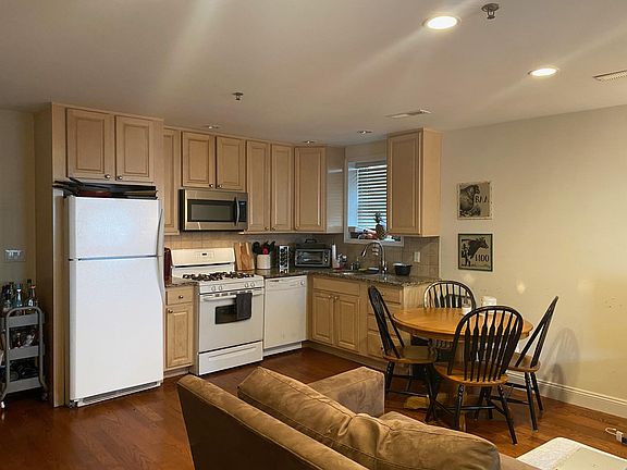 3rd image of 21 S Eckar St APT E