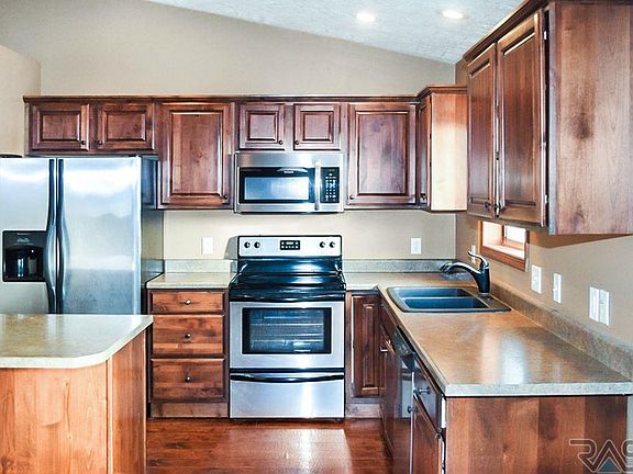4th image of 1001 E Maple St
