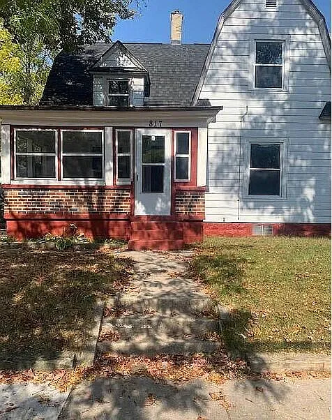 817 Alexander St SE photo 1