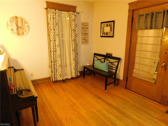 2nd image of 1911 Plum St